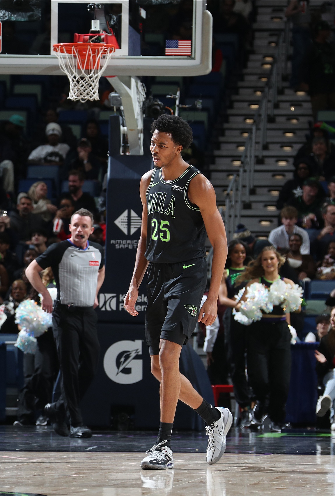 u8国际-太稳了!墨菲12中8&5记三分拿下28分7板3助3断 首节独得14分